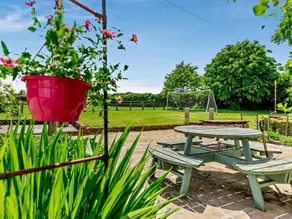 Cottage with garden - Image 3