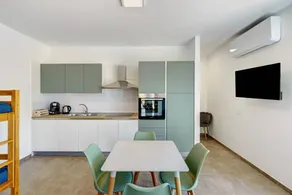 Apartment 3 – Leucosia mit Meerblick, privater Terrasse und Klimaanlage - Image 5