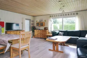 Holiday home with terrace - Image 5