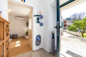 Beautiful holiday apartment with terrace & garden - Image 3
