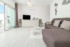 Merveilleuse villa entièrement équipée avec terrasse, jardin et internet haut débit | Vue ville | Proche de la plage - Image 4