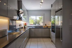 Villa with BBQ, private pool & garden - Image 4