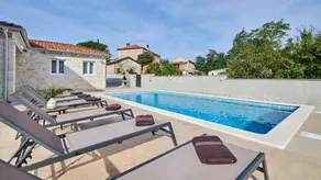 Fully equipped villa with private pool, garden & barbeque | Pets are welcome - Image 2