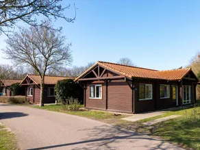 Chalet with terrace & heated pool - Image 4