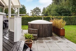 Holiday home with garden & terrace - Image 5