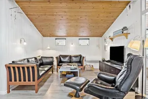 Holiday home with sauna, garden & terrace - Image 3