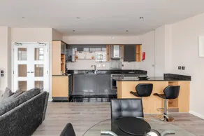 Apartment with hot tub | Close to Brighton Palace Pier | City view - Image 5