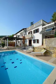 Holiday home with garden, private pool & BBQ - Image 5