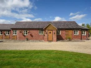 Cottage with barbecue & garden | River view - Image 2