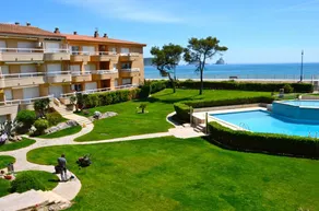 Flat with pool, terrace & garden - Image 2