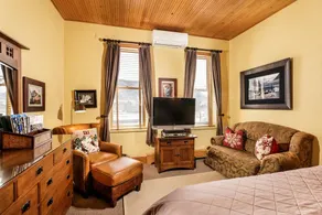 Independence Square Unit 309 | Downtown Hotel Room with A/C in Aspen, Wet Bar & More - Image 4