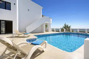 Family-oriented house with pool - Image 2