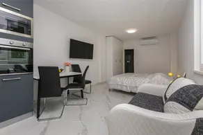 Fully equipped holiday apartment with barbecue & terrace | Sea view - Image 5