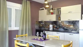 Flat with barbecue, garden & terrace - Image 4