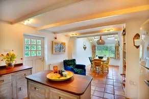 Cottage with garden - Image 3