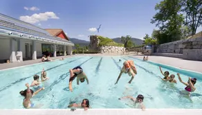Apartment with garden & pool - Image 3