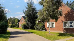 Children-friendly charming bungalow with hot tub, garden & terrace - Image 2