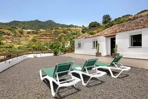 Maison entièrement équipée avec barbecue, terrasse et piscine privée | Vue montagne - Image 3