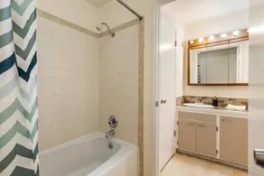 Cozy 2BR Home in Lynnwood w Backyard - Image 5