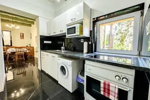 Holiday home with terrace & garden - Image 3