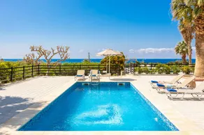 Villa avec piscine privée, jardin et terrasse | Vue plage - Image 3