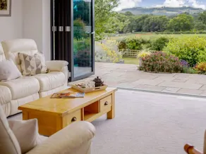 Cottage with hot tub & garden - Image 5