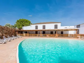 House with hot tub, terrace & BBQ - Image 3