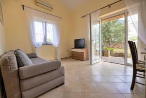 Holiday apartment with garden, terrace & BBQ | Sea view - Image 3