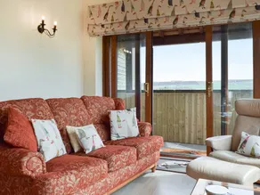Cottage with jacuzzi, barbeque & garden - Image 3