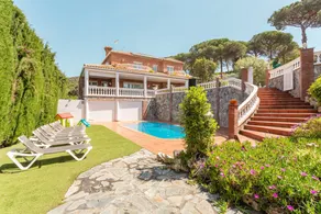 Villa con piscina, griglia e giardino | Vista sul giardino - Image 2