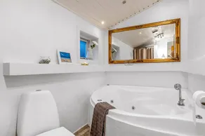 Holiday home with barbeque, hot tub & garden - Image 5