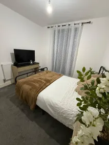 Apartment mit 2 Schlafzimmern, Balkon, Doppelbett und Einzelbett im Wohnzimmer - Image 4