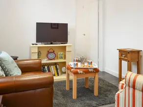Family-friendly cottage with terrace - Image 3