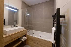 Apartment with sauna, hot tub & pool - Image 5