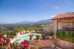 Charming villa with barbeque & pool - Image 2