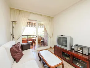 Holiday apartment with terrace, garden & pool - Image 3