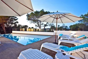Villa with garden, private pool & BBQ - Image 5