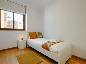Cozy Apartment with Pool & A/C near the Airport - Image 2