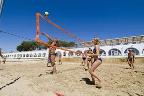 Bousten Long Beach Club - Image 4