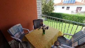 Flat with garden & terrace - Image 5