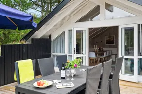 Holiday home with terrace - Image 3