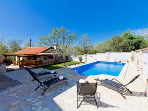 Fully equipped apartment with garden, terrace & private pool - Image 2