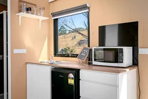 Marvelous Glamping Getaway for Two: Secluded and Tranquil Tiny House in Ararat, Victoria - Image 5