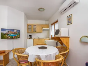 Pleasant flat with garden, pool & terrace - Image 4