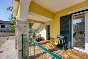 Fully equipped charming apartment with terrace, pool & garden - Image 5