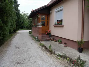 Flat with barbecue & garden - Image 2
