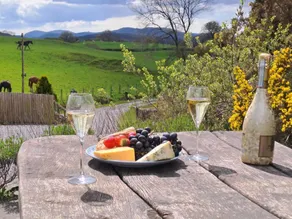 Fully equipped cottage with garden, BBQ & jacuzzi | Pet-friendly - Image 4