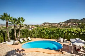 Familienfreundliches weiträumiges Ferienhaus mit Terrasse, privatem Pool und Whirlpool | Gartenblick | Perfekt für die Arbeit von Zuhause | Haustiere erlaubt - Image 2