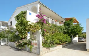 Flat with garden & terrace - Image 3