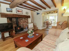 Cottage with garden - Image 2